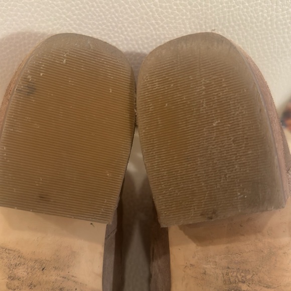 Crown Vintage 8.5 EUC Taupe Suede Booties Cut Out Closed Toe Chunky Heel - Picture 8 of 9